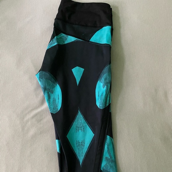 EUC Lululemon Inspire tight II 6 🍋 - Picture 4 of 5